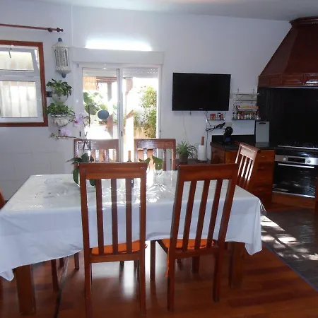 Semesterbostad Nena House *